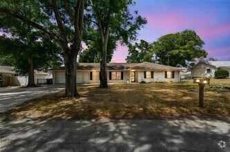 Building Photo - 1102 Shadowbrook Dr N