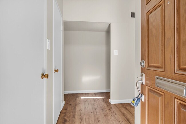 Building Photo - Move-In Ready 3BR/2BA Near UC Davis, Pets Welcome