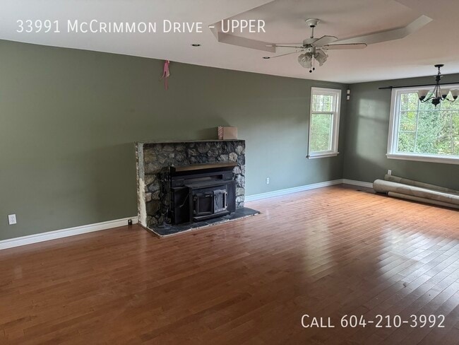 Building Photo - Large Upper Home