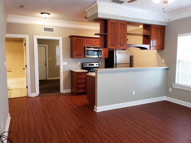 Foto del edificio - 3 bedroom townhome for rent right away, gated community, pool renting for $1450