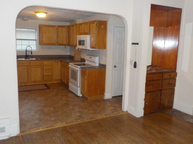 Building Photo - 418 S Adams St