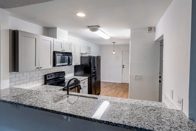 Foto del edificio - 4433 Treasure Oaks Ln