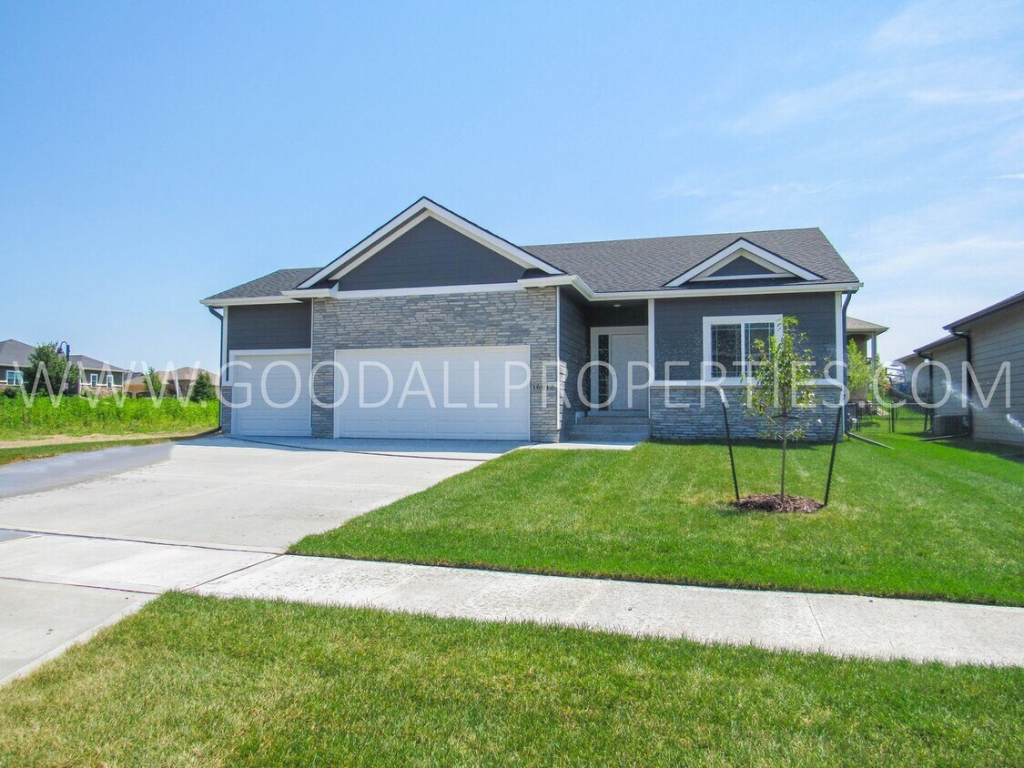 Primary Photo - Beautiful ranch home with over 2000 finish...