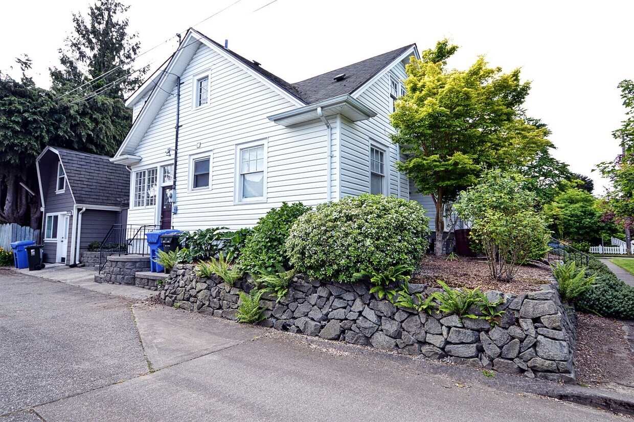 Primary Photo - North End Craftsman With Detached Office /...