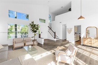 Building Photo - 1060 Capistrano