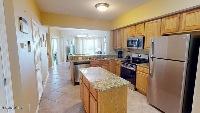 Building Photo - 2228 Beach Dr