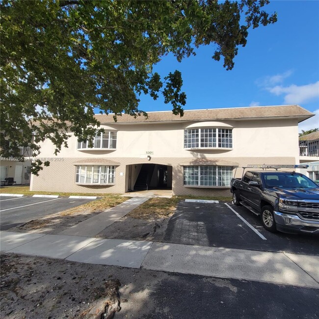 Building Photo - 5316 NW 18th Ct