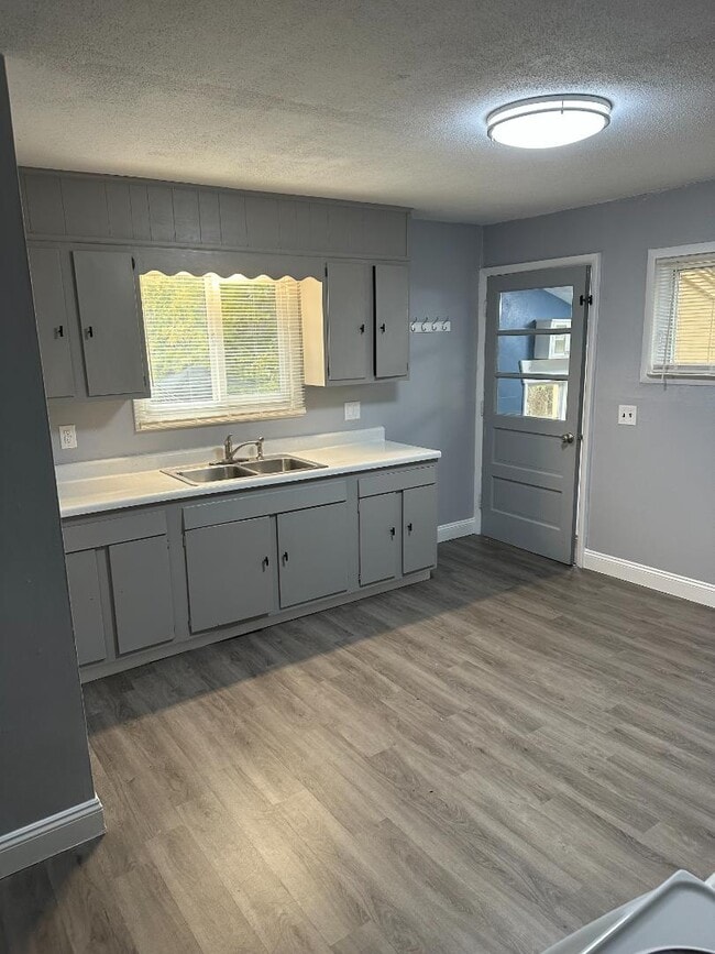 Building Photo - 146 Chapin St