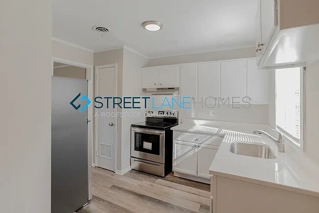 Building Photo - 4202 Snellings Dr