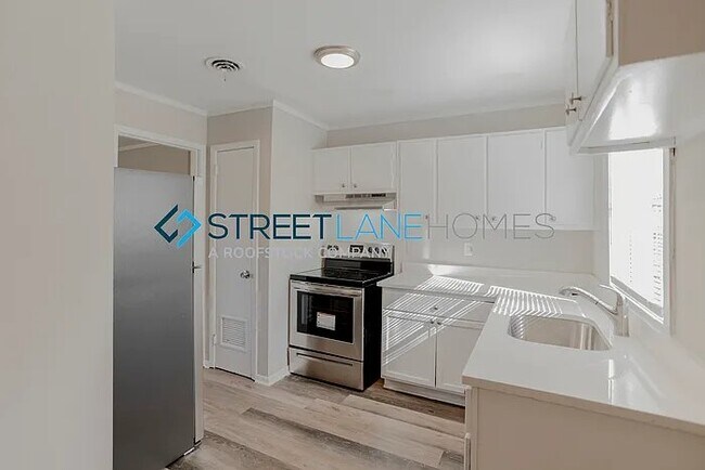 Foto del edificio - 4202 Snellings Dr