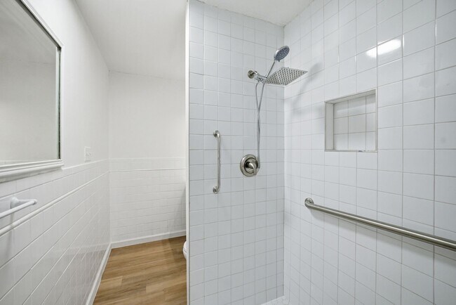 Foto del edificio - Spacious Updated 4-Bedroom Home in Quiet N...