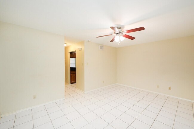 Foto del edificio - 8911 McPherson Rd