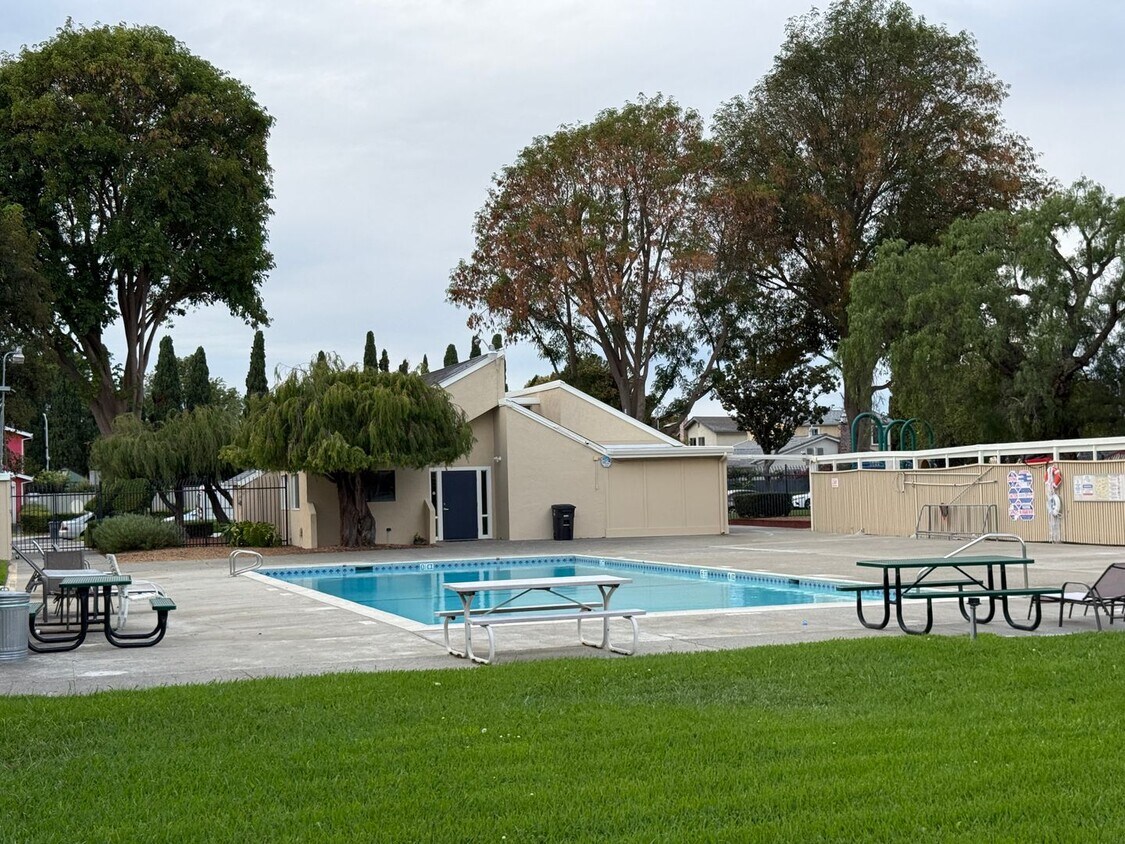 Foto principal - Spacious 4 bedroom home in Union City with...