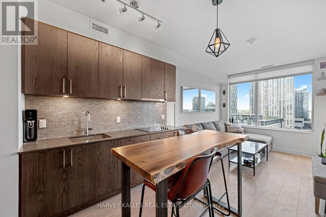 Building Photo - 576 Front St W