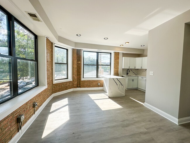 Building Photo - 6410 N Hoyne Ave