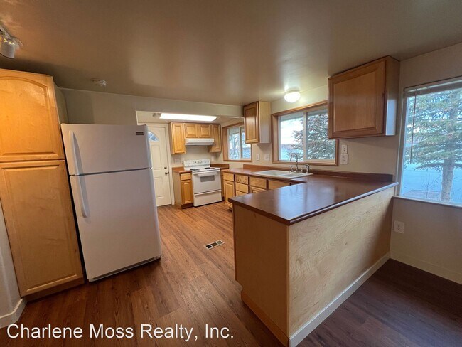 Building Photo - 2 br, 1.5 bath House - 351 W Lake View 5&6...