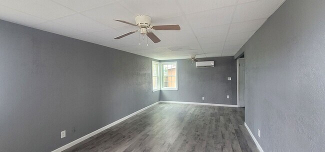 Foto del edificio - Large 3 Bed 1 bath
