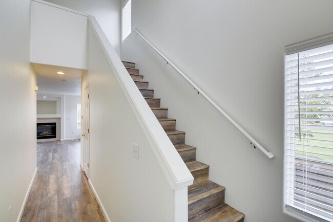 Building Photo - Great Single Family Home In Central Hillsb...