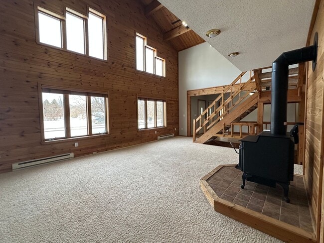 Building Photo - Country Home within City Limits - Charming 3 bed, 3 bath