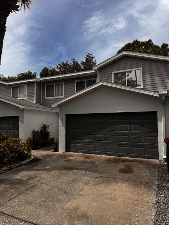 Foto del edificio - Luxury 3 bedroom 2 bathroom townhome avail...