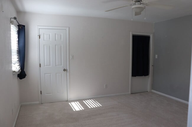 Building Photo - Gorgeous Townhouse in a beautiful peaceful...
