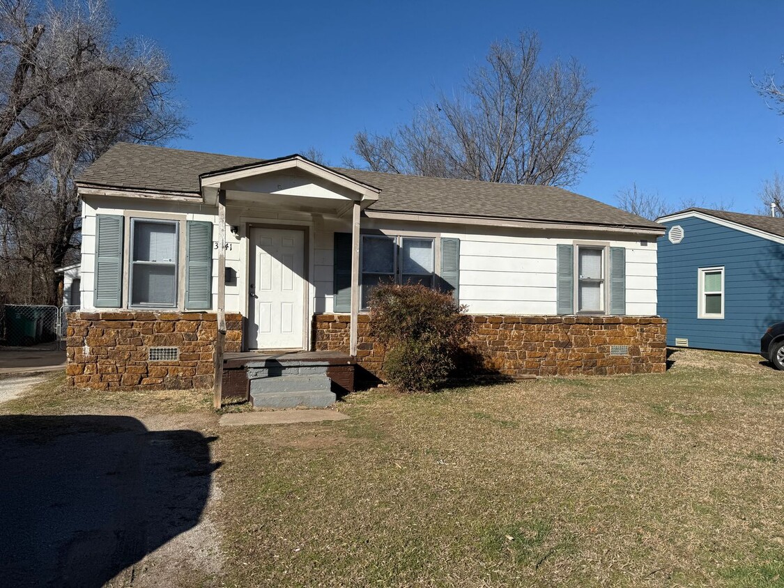 Primary Photo - 3 bed 1 bath 2 car, indoor laundry and new...