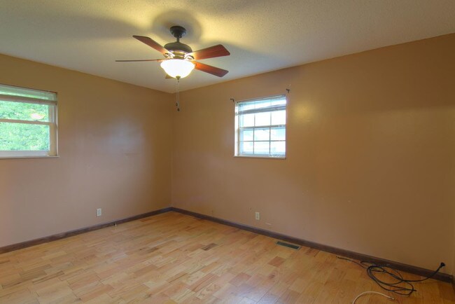 Building Photo - Roommate Wanted