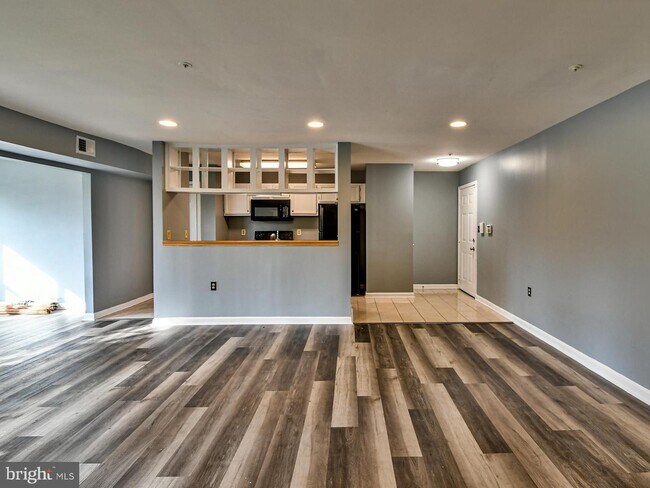 Foto del edificio - 9800 Lake Point Ct