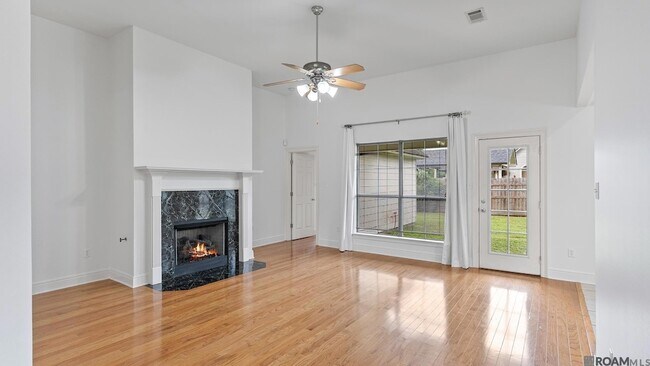 Foto del edificio - 12237 Spring Valley Dr