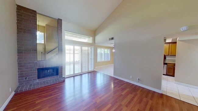 Building Photo - Spacious 2 Bed 2.5 Bath Townhouse in Irvine!