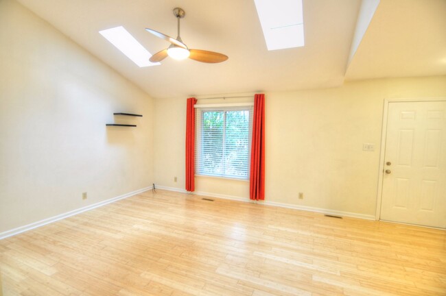 Building Photo - Sweet 2 Bedroom - Close to UNC & Carrboro