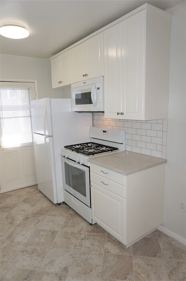 Kitchen - 3028 Livonia Ave
