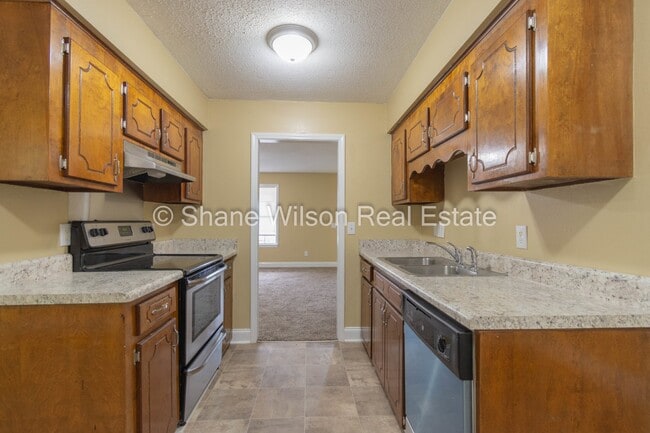 Building Photo - Large 4 BR / 2.5 BA homefor lease in Rossv...