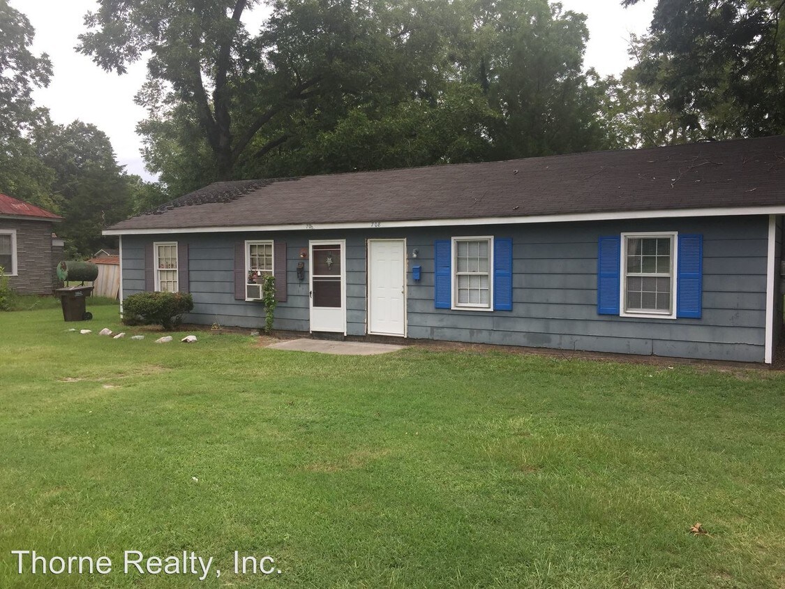 706708 Martin Luther King Jr Dr, Tarboro, NC 27886 Room for Rent in