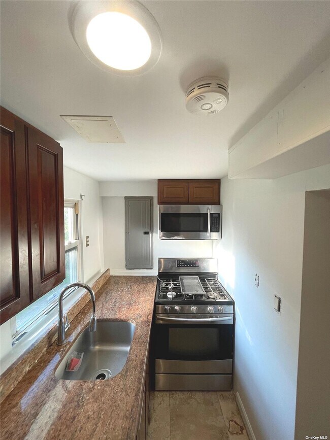 Foto del edificio - 4 Wildwood Rd