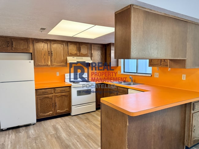 Building Photo - 3 bedroom 1.5 bath townhouse - 2 car carport