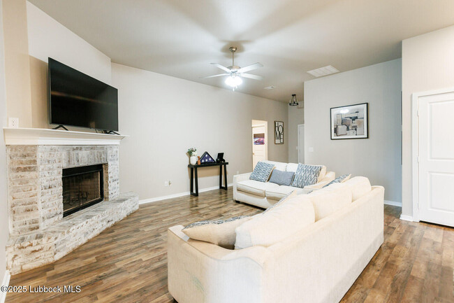 Foto del edificio - 10407 Winfield Ave