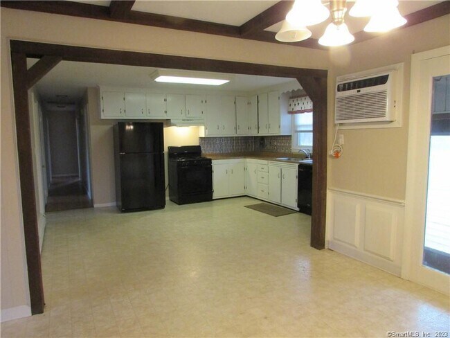 Foto del edificio - 235 Shaker Rd