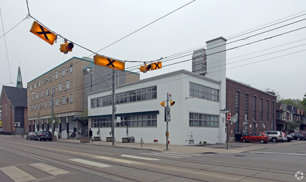 Photo du bâtiment - 835 Queen St E