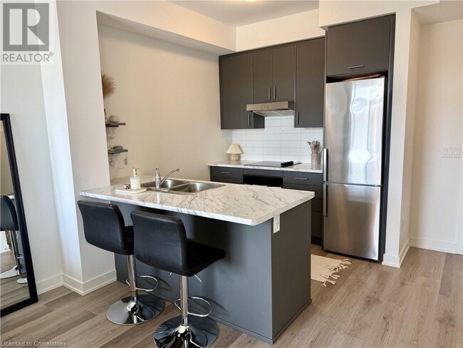 Photo du bâtiment - 600 N Service Rd