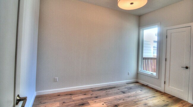 Building Photo - Modern top floor 2 Bedroom plus office wit...