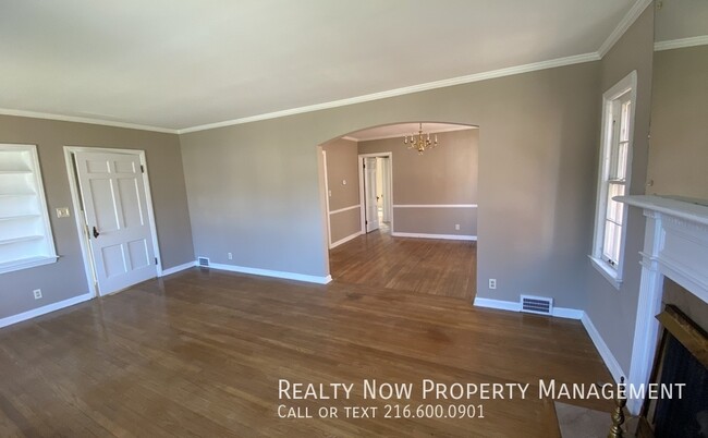 Foto del edificio - Shaker Heights 4 bed 2 bath UP