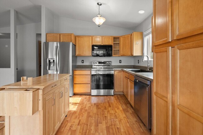 Foto del edificio - Amazing 3 Bedroom/2 Bath Bi-Level Home for Rent