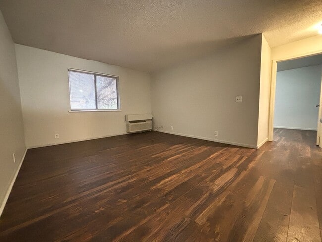Building Photo - 1 Bedroom, 1 Bath Apartment at the Brooksi...