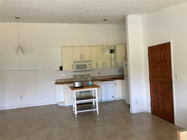 Foto del edificio - 4990 NW 102nd Ave