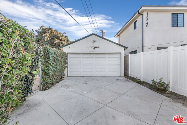 Building Photo - 13536 Hamlin St