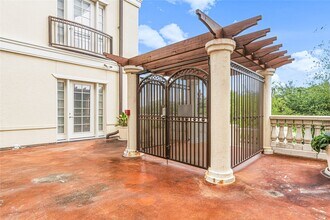 Building Photo - 7134 Mapleridge St