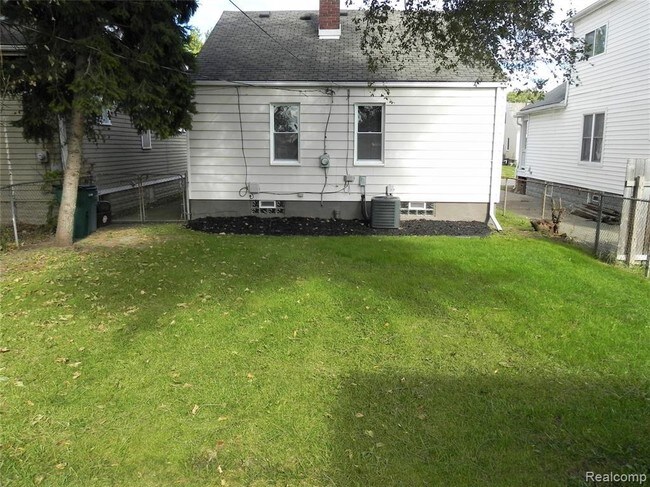 Building Photo - 658 Camden St