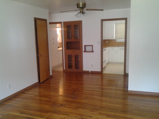 Living area - 1715 W Westland Dr