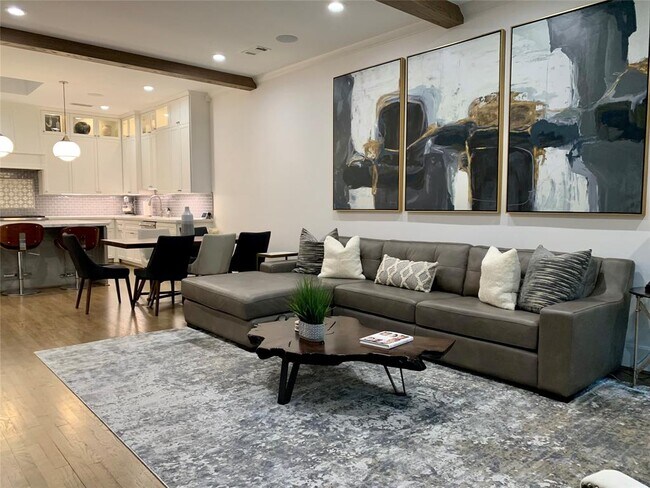 Foto del edificio - 5114 Chevy Chase Dr